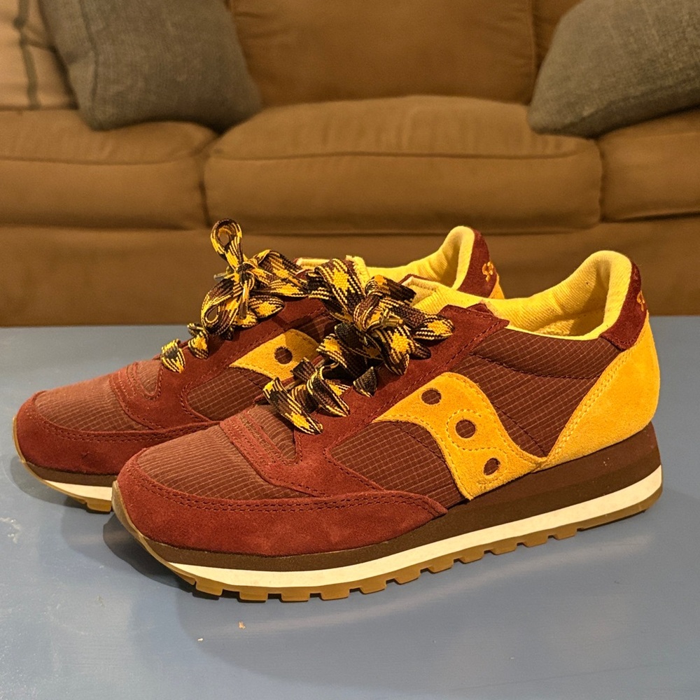 Saucony Jazz Original sneakers burgundy yellow retro runner shoe streetwear vibe